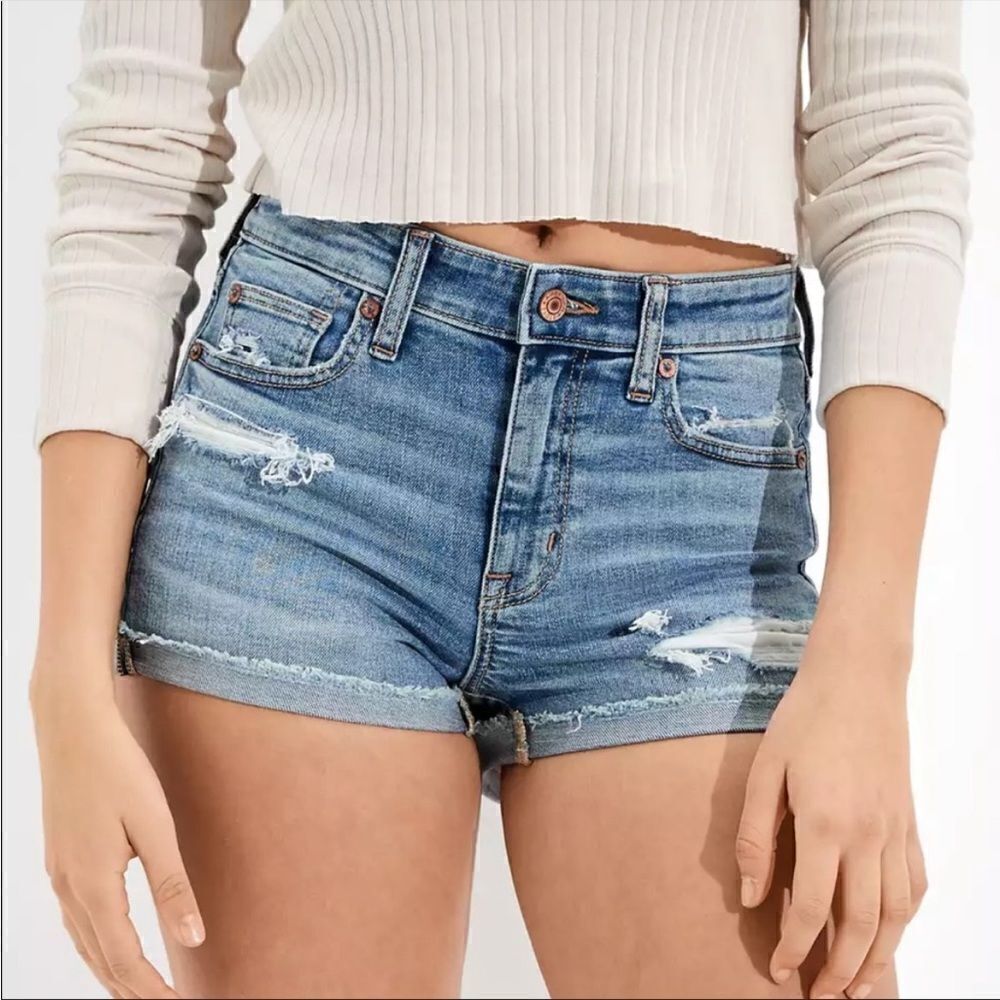 DISTRESSED AMERICAN EAGLE WOMEN’S SIZE 6 SUPER STRETCH DISTRESSED 4” SHORTS